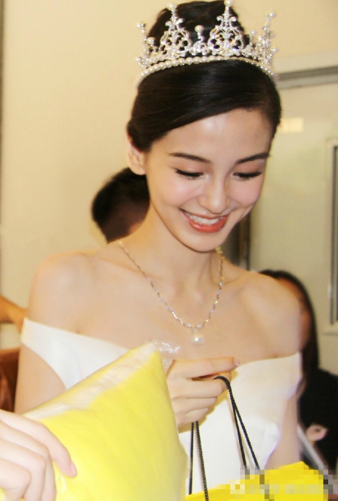 Xuất hiện như công chúa, AngelaBaby gây chú ý vì quá xinh đẹp