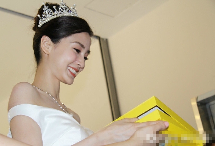 Xuất hiện như công chúa, AngelaBaby gây chú ý vì quá xinh đẹp