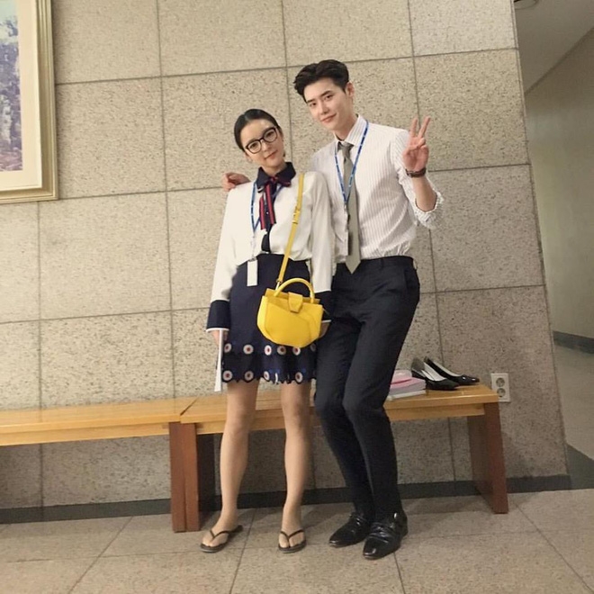 Suzy trẻ trung với tóc ngắn, “dễ dãi” để Lee Jong Suk tựa vai ngủ