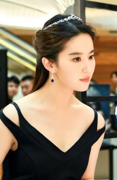 Ngẩn ngơ những lần mỹ nhân Hoa ngữ đội vương miện thành công chúa