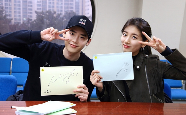 Suzy trẻ trung với tóc ngắn, “dễ dãi” để Lee Jong Suk tựa vai ngủ