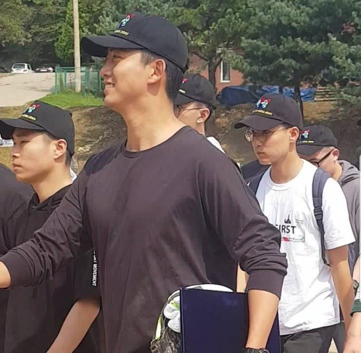 Từ bỏ quốc tịch Mỹ, Taecyeon lặng lẽ nhập ngũ đúng kỷ niệm 9 năm 2PM