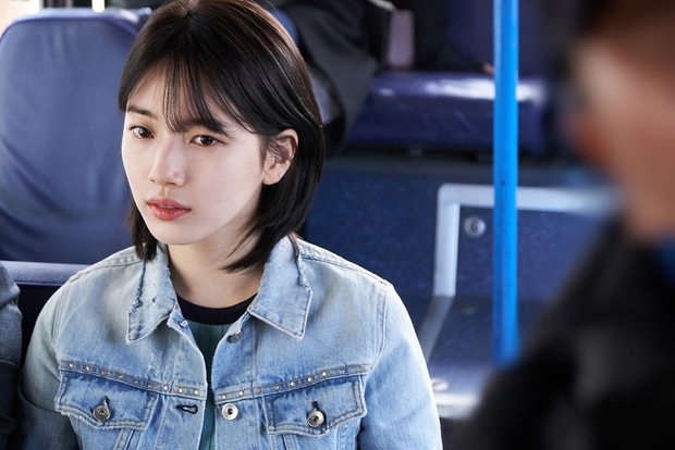 Suzy trẻ trung với tóc ngắn, “dễ dãi” để Lee Jong Suk tựa vai ngủ