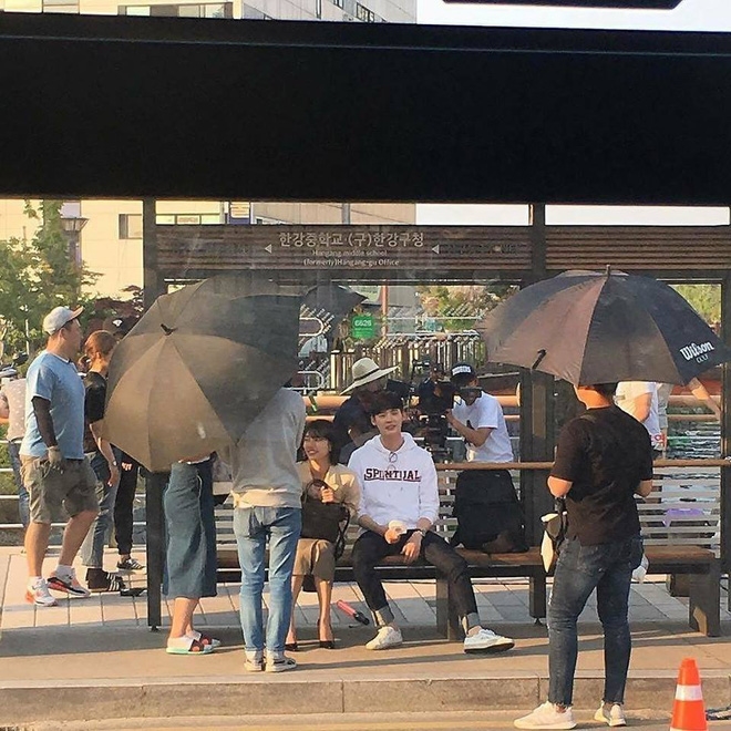 Suzy trẻ trung với tóc ngắn, “dễ dãi” để Lee Jong Suk tựa vai ngủ