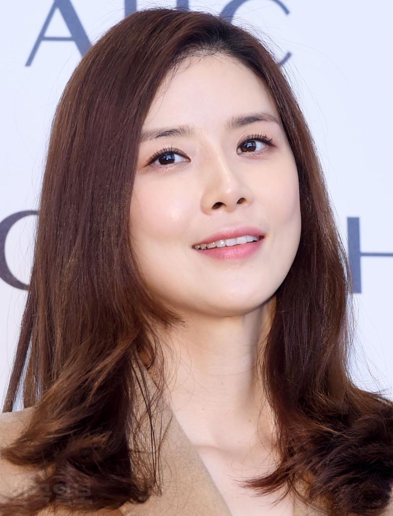 Lee Bo Young xinh đẹp, trẻ trung, dịu dàng đi sự kiện
