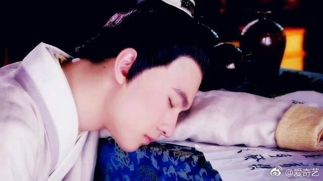Mỹ nam Hoa ngữ đến lúc ngủ cũng đẹp lung linh thế này thì fan chết mất