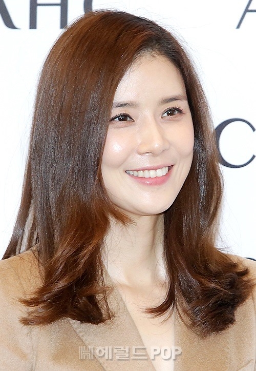 Lee Bo Young xinh đẹp, trẻ trung, dịu dàng đi sự kiện