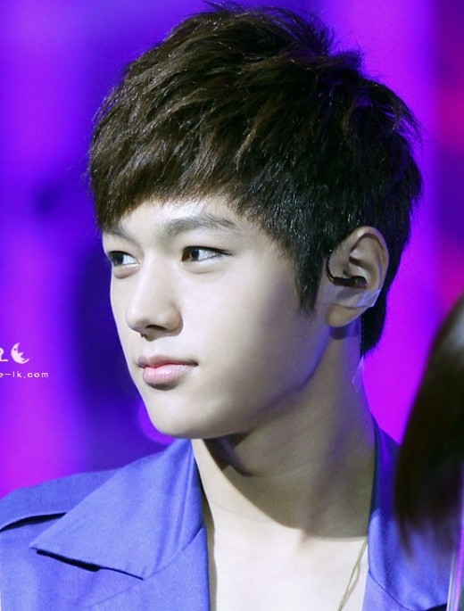 Nếu như girlgroup có Yuri thi boygroup có L xứng danh thần tượng có chiếc mũi được ước ao nhất.