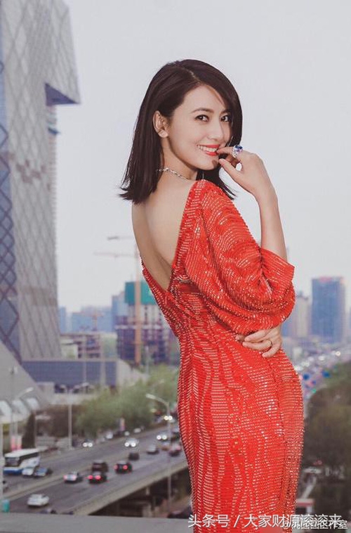"Nhan sắc không tuổi" - Cao Viên Viên đẹp tựa nữ thần luôn khiến người hâm mộ ngạc nhiên với vẻ đẹp chẳng thua gì thuở đôi mươi. Gương mặt nàng bừng sáng với với nụ cười rạng rỡ.