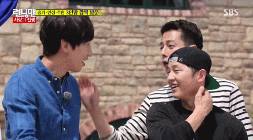 Tình bạn đẹp giữa Lee Kwang Soo và hai người bạn mĩ nam Song Jong Ki và Jo In Sung cũng khiến nhiều người ngưỡng mộ.