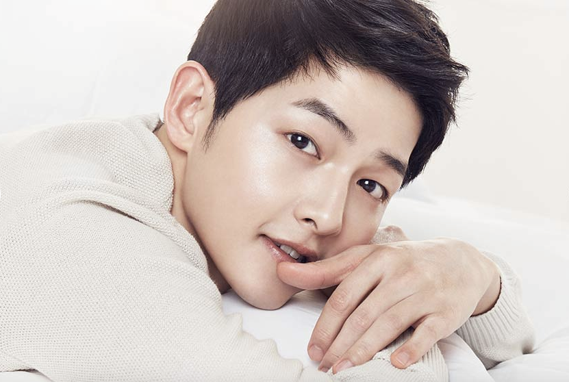 Gương mặt “búng ra sữa” của Song Joong Ki nhận được sự hỗ trợ cực lớn từ làn da mịn không tỳ vết khiến người khác giới cũng phải ganh tỵ.