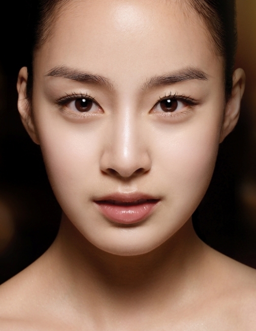 Đôi mắt của Kim Tae Hee được nhận xét là có hồn và rất cuốn hút. Bằng chứng là trong Stairway To Heaven, cô nàng hoàn thành xuất sắc vai phản diện với ánh mắt sắc sảo nổi tiếng làm nên tên tuổi.