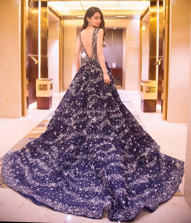 Còn đây là AngelaBaby trong bức hình nổi tiếng khi khoe chiếc váy ngàn sao lung linh. Sẽ chẳng ai có thể khước từ nụ cười ngọt lịm và đầy bí ẩn của bà xã Huỳnh Hiểu Minh khi ngắm nhìn nàng.