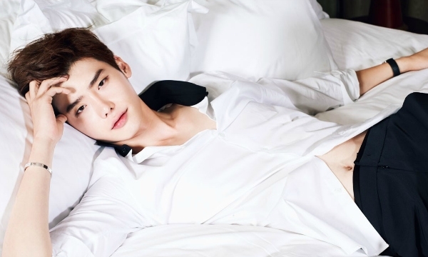 Còn về khoản da trắng, Lee Jong Suk luôn là cái tên sáng giá cho hạng mục này với làn da “trắng như tuyết”, thậm chí khi đứng cùnnhiều bạn diễn nữ, anh chàng còn có phần “toả sáng” hơn.