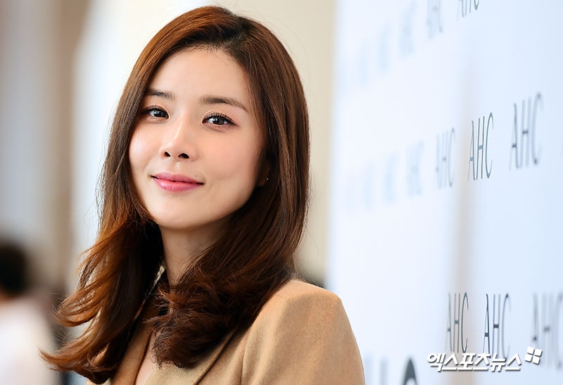 Lee Bo Young xinh đẹp, trẻ trung, dịu dàng đi sự kiện