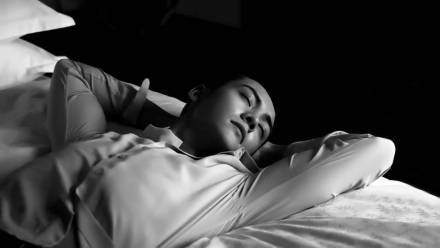 Mỹ nam Hoa ngữ đến lúc ngủ cũng đẹp lung linh thế này thì fan chết mất