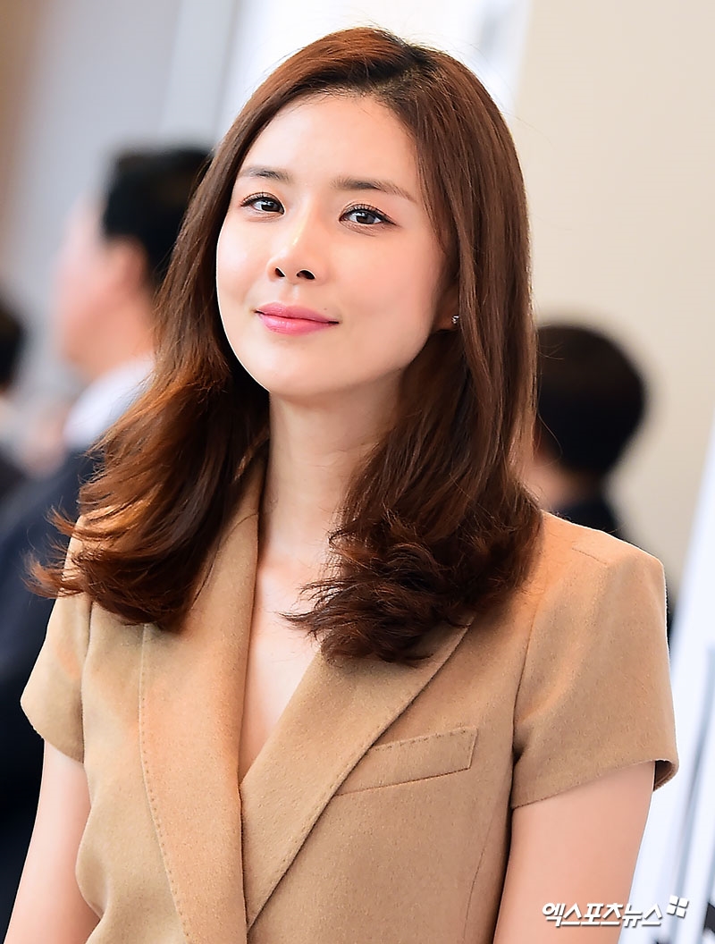 Lee Bo Young xinh đẹp, trẻ trung, dịu dàng đi sự kiện