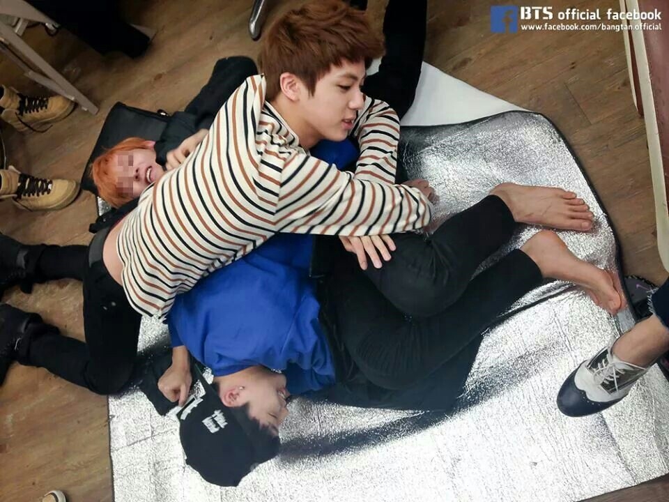Ảnh hậu trường cực khó đỡ của các thần tượng Kpop