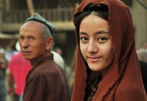 'Hết hồn' với hình ảnh 'đen nhẻm, lấm lem' của Địch Lệ Nhiệt Ba