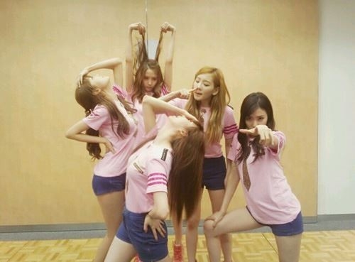 Ảnh hậu trường cực khó đỡ của các thần tượng Kpop