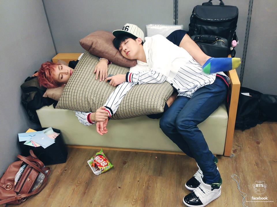 Ảnh hậu trường cực khó đỡ của các thần tượng Kpop