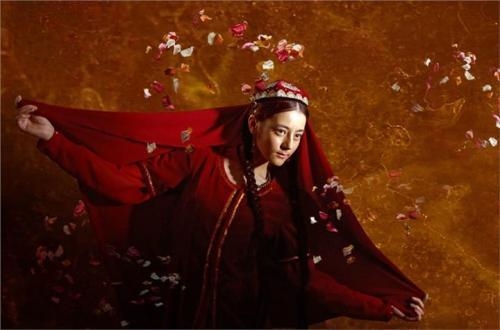 'Hết hồn' với hình ảnh 'đen nhẻm, lấm lem' của Địch Lệ Nhiệt Ba