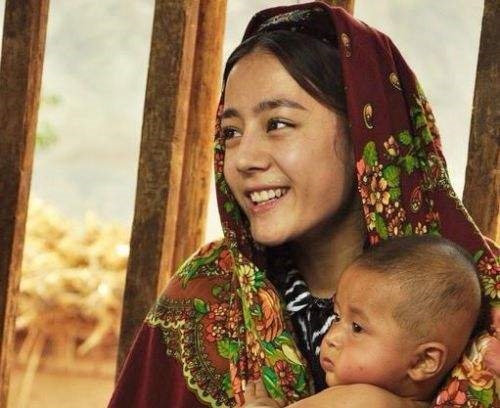 'Hết hồn' với hình ảnh 'đen nhẻm, lấm lem' của Địch Lệ Nhiệt Ba