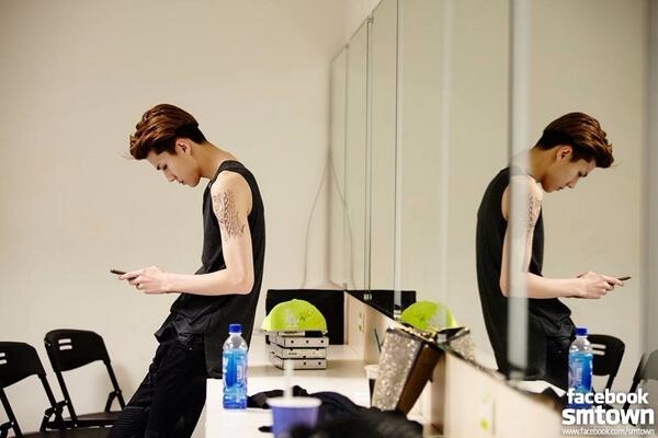 Ảnh hậu trường cực khó đỡ của các thần tượng Kpop