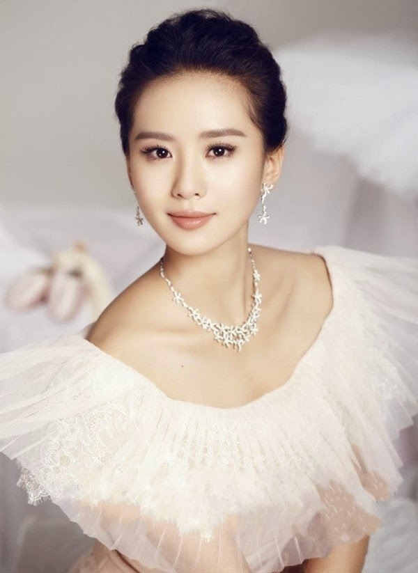 Bà xã Ngô Kỳ Long xinh đẹp yêu kiều.