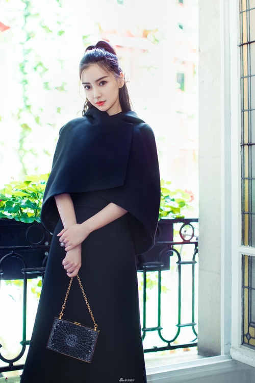 Mặc ồn ào bị đạo diễn chê bai diễn xuất, AngelaBaby xuất hiện xinh đẹp