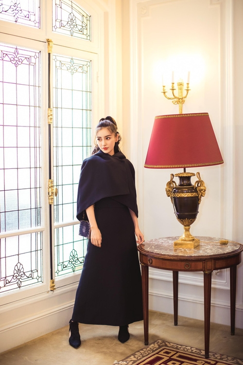 Mặc ồn ào bị đạo diễn chê bai diễn xuất, AngelaBaby xuất hiện xinh đẹp