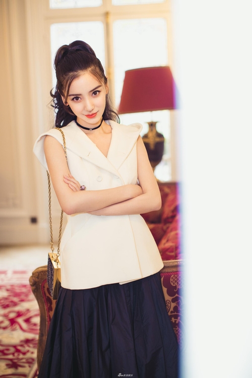 Mặc ồn ào bị đạo diễn chê bai diễn xuất, AngelaBaby xuất hiện xinh đẹp