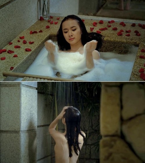 Cảnh tắm khoe lưng vô cùng nóng bỏng của cô nàng.