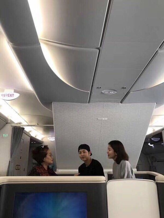 Song Hye Kyo lộ bụng to bất thường tại Paris cùng Song Joong Ki