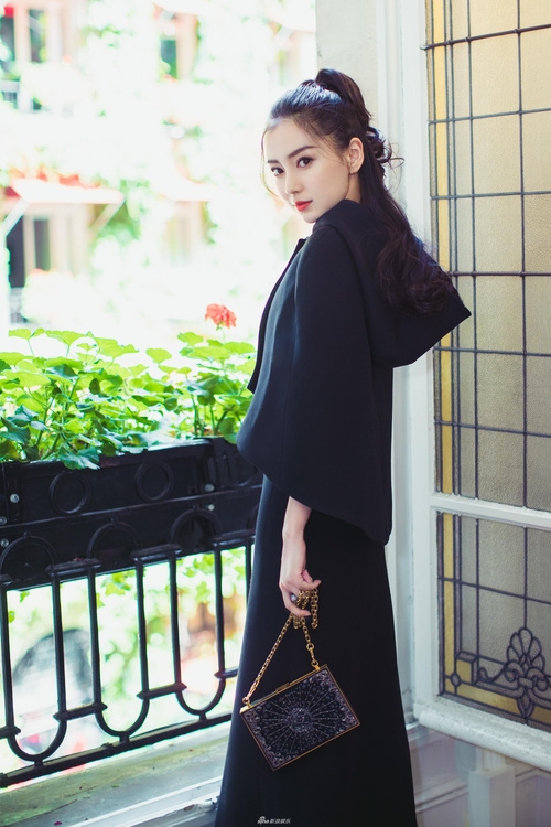 Mặc ồn ào bị đạo diễn chê bai diễn xuất, AngelaBaby xuất hiện xinh đẹp