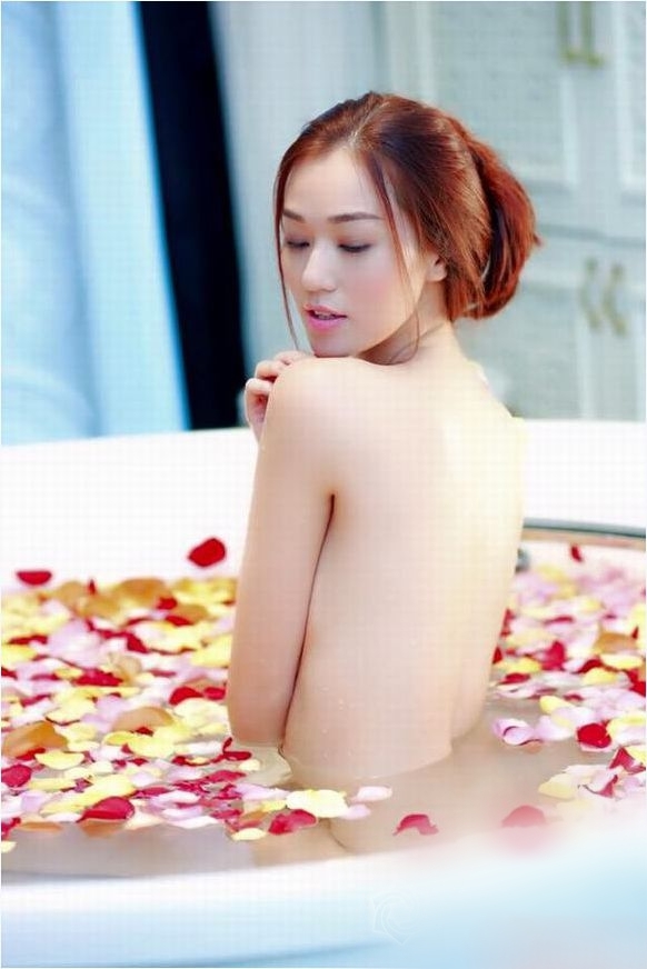 Đức Hải và Khánh My diễn cảnh tắm nude do Việt Trinh chỉ đạo diễn xuất