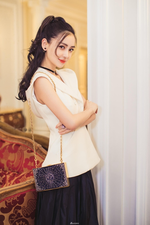 Mặc ồn ào bị đạo diễn chê bai diễn xuất, AngelaBaby xuất hiện xinh đẹp