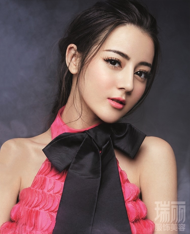 Nhan sắc "hoa tuyết Tân Cương" này gây nhiều tranh cãi.