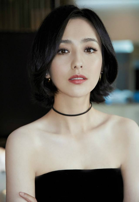 Đồng Lệ Á gây ấn tượng với phong cách mới.