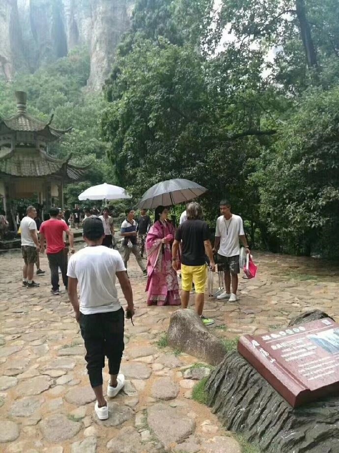 Phạm Băng Băng mặc áo mỏng tang vẫn đẹp lộng lẫy trên phim trường