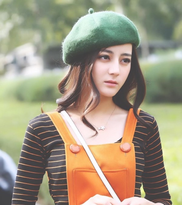Địch Lệ Nhiệt Ba ngoài xinh đẹp tài giỏi còn là thiên kim tiểu thư