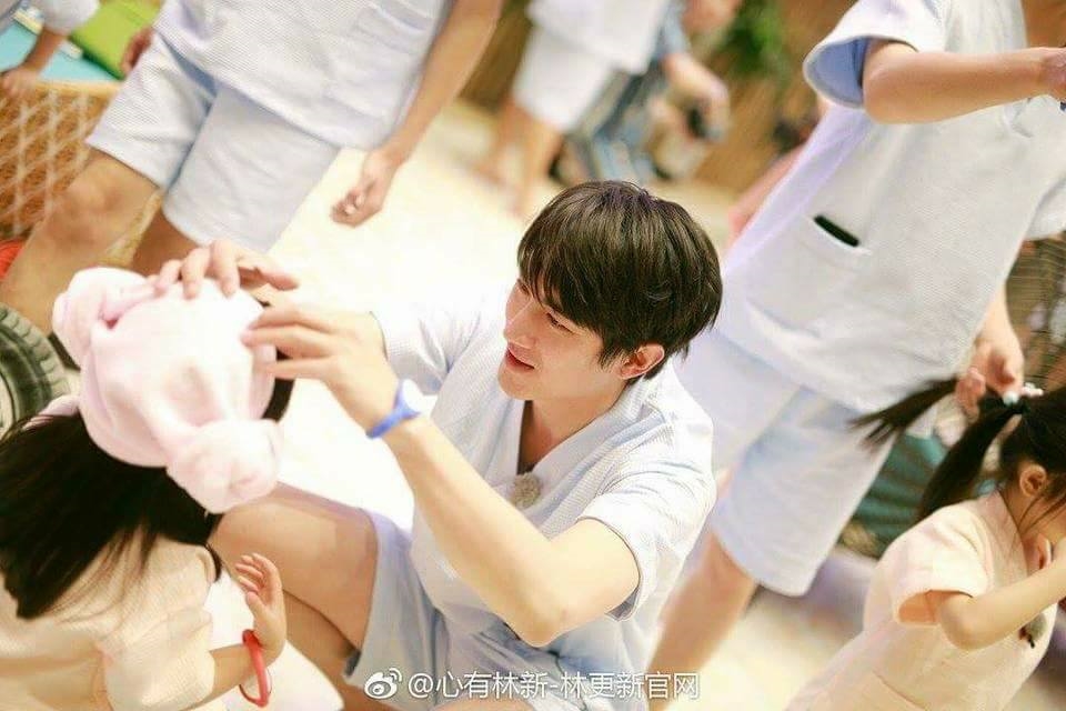 Đã bảo "soái ca" rất khéo chăm trẻ con rồi mà.
