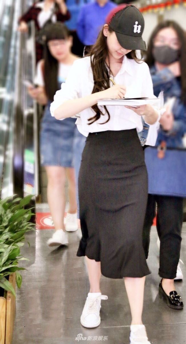 AngelaBaby diện sơ mi trắng: Hình tượng ngự tỷ 'chuẩn chỉnh' là đây!