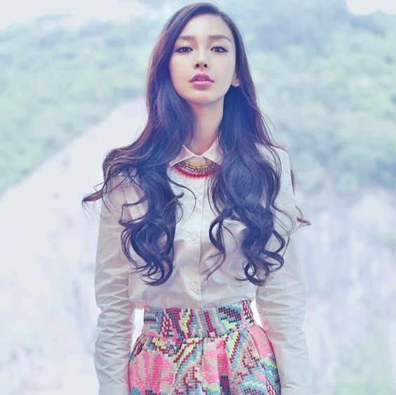 AngelaBaby diện sơ mi trắng: Hình tượng ngự tỷ 'chuẩn chỉnh' là đây!