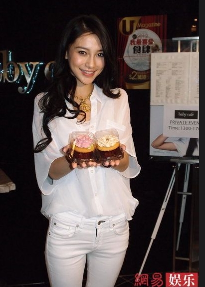 AngelaBaby diện sơ mi trắng: Hình tượng ngự tỷ 'chuẩn chỉnh' là đây!