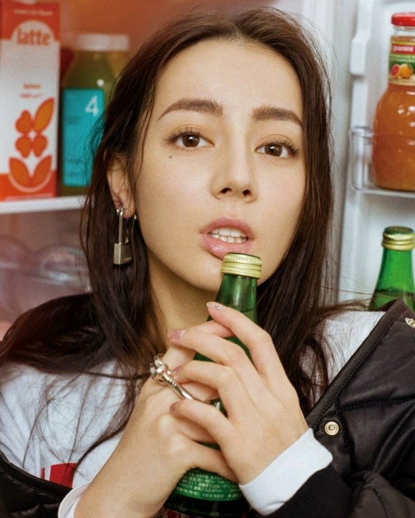 Địch Lệ Nhiệt Ba ngoài xinh đẹp tài giỏi còn là thiên kim tiểu thư
