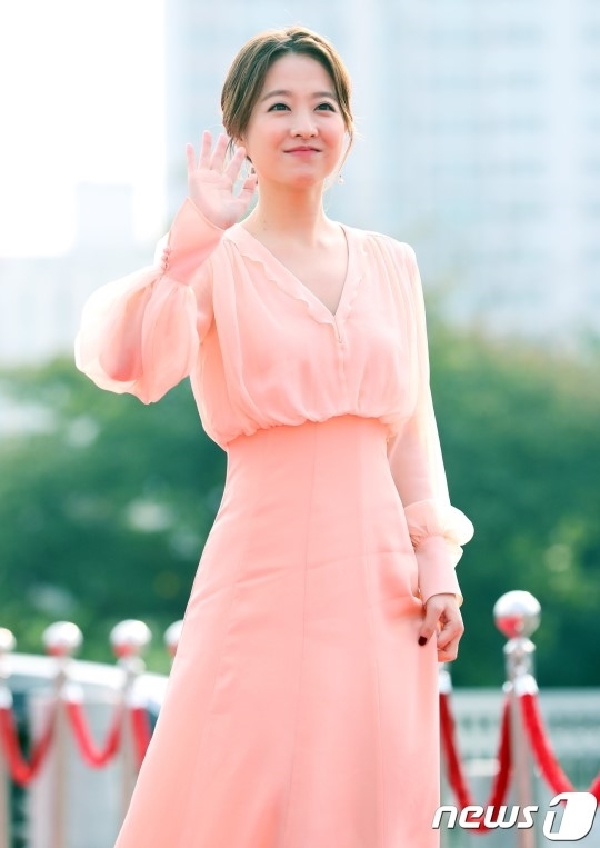 Chẳng cần hở hang, Park Bo Young vẫn nổi bật với những bộ váy kín đáo