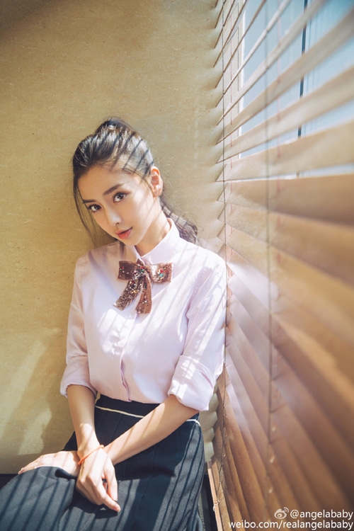 AngelaBaby diện sơ mi trắng: Hình tượng ngự tỷ 'chuẩn chỉnh' là đây!