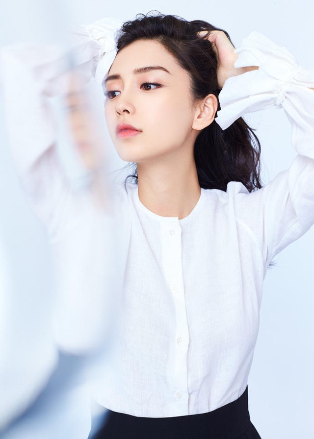 AngelaBaby diện sơ mi trắng: Hình tượng ngự tỷ 'chuẩn chỉnh' là đây!