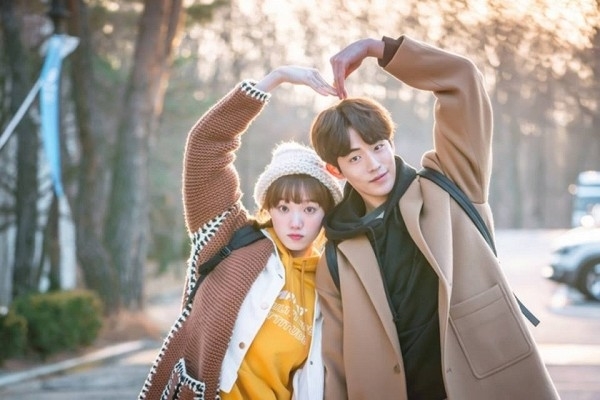 Rộ tin Nam Joo Hyuk và Lee Sung Kyung 'giả vờ chia tay' để hẹn hò